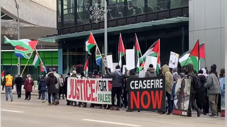 فيديو| بأعلام فلسطين وجنوب أفريقيا.. مسيرة تضامنية مع غزة في كندا